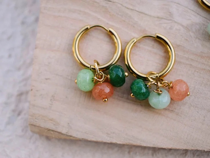 Argolas Treviso de aço com jade facetado, com jade verde e laranja, de perto
