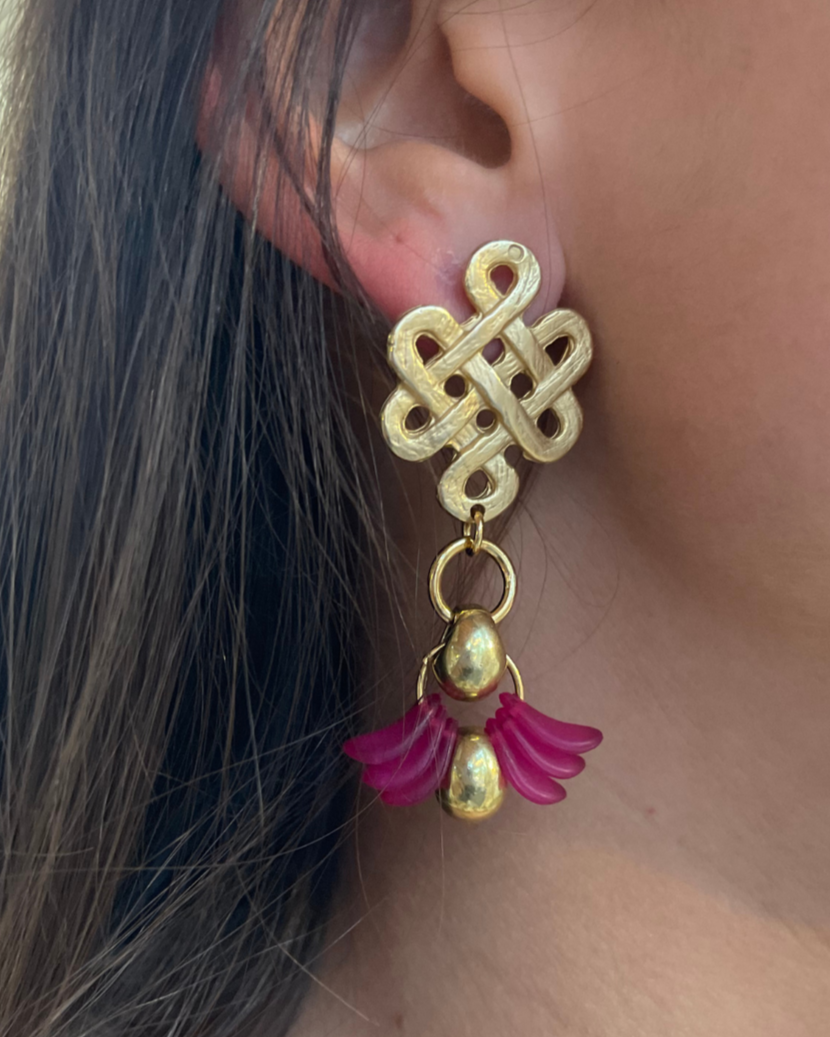 Brincos Infinity de aço com folhas de resina, usados por modelo, de perto
