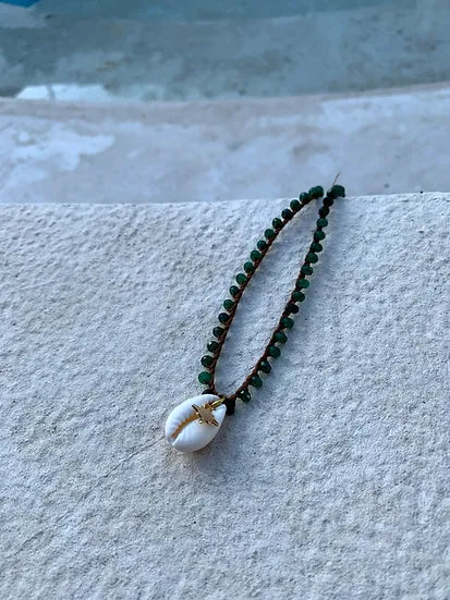 Colar Bacio di Mare de ágatas com concha, verde-escuro, sobre pedra