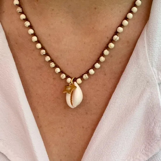 Colar Bacio di Mare de howlite com concha, usado ao pescoço, de perto