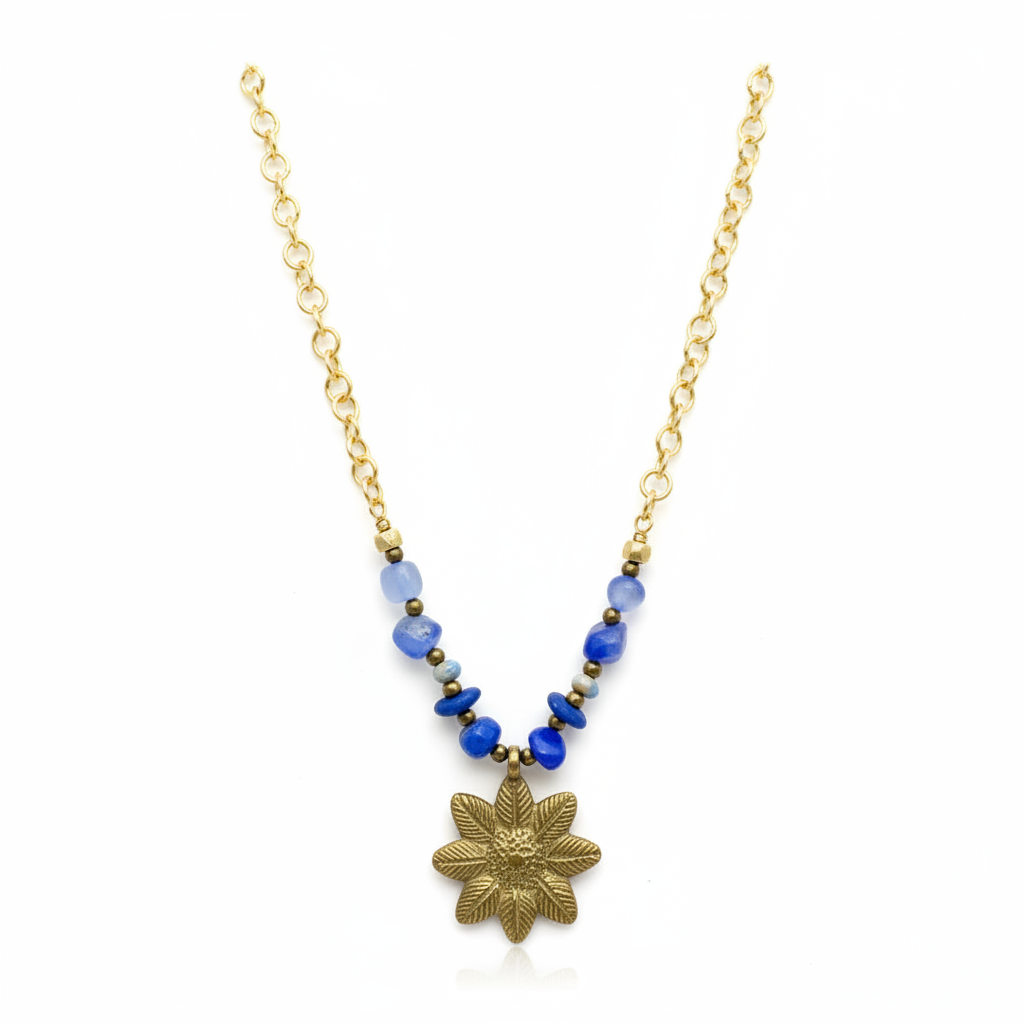 Colar Boémia de ágata azul e bronze, com pendente de flor, em fundo branco