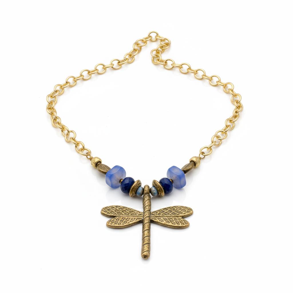Colar Boémia de ágata azul e bronze, com pendente de libélula, em fundo branco