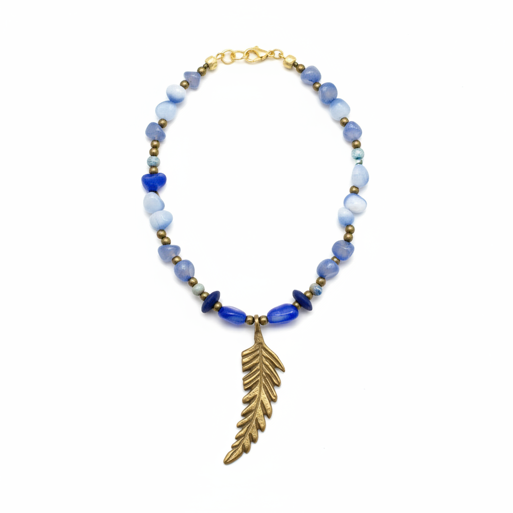 Colar Boémia de ágata azul e bronze, com pendente de pena, em fundo branco