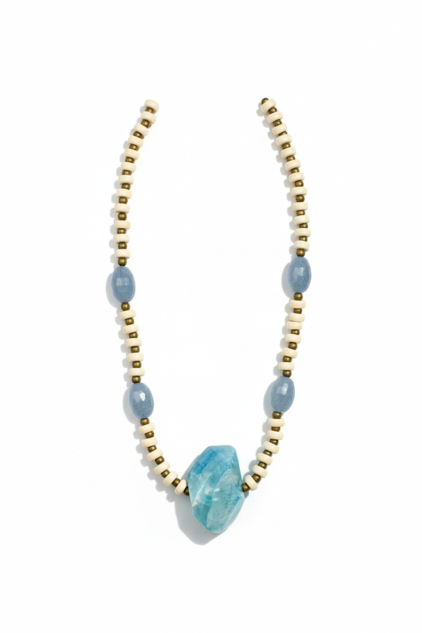Colar Boho Azul Oceano de pedras azuis, em fundo branco