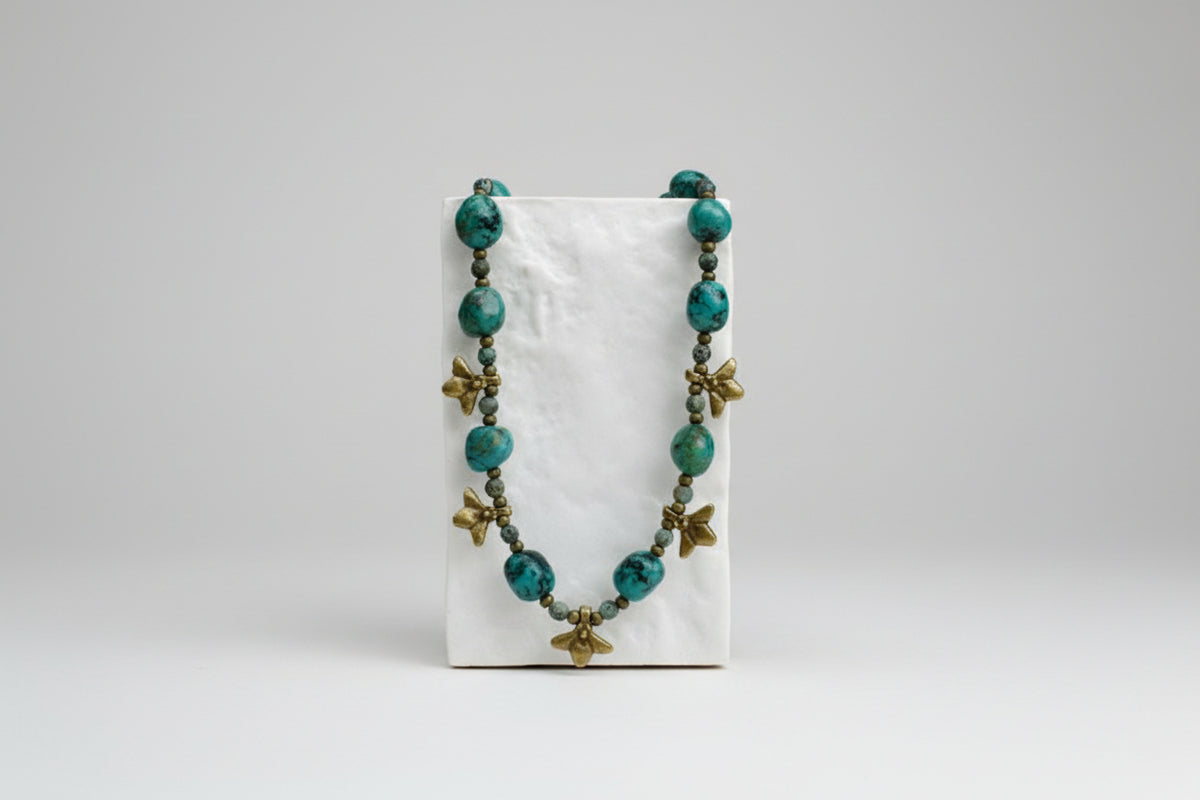 Colar Boho de turquesa e bronze, num expositor branco