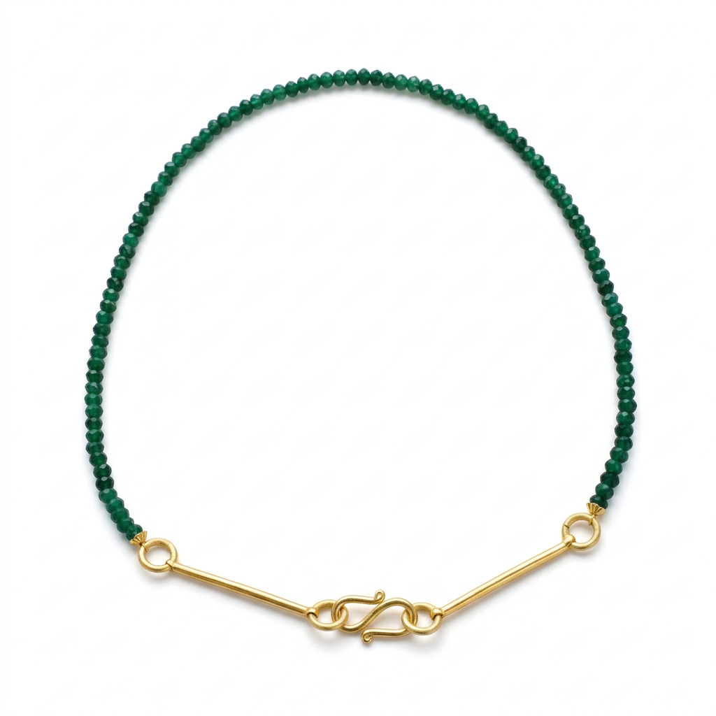 Colar Bridão de jade facetado, verde, em fundo branco