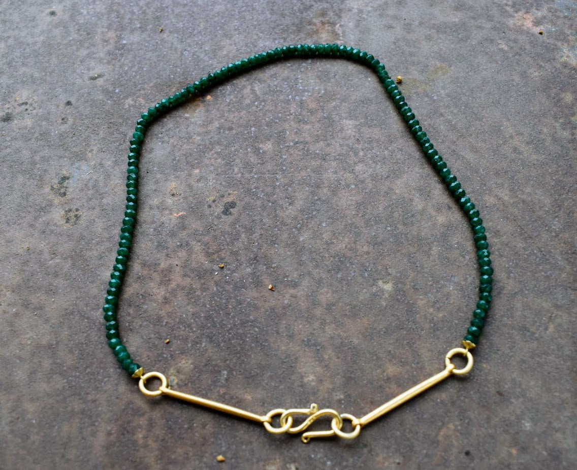 Colar Bridão de jade facetado, verde, sobre pedra escura