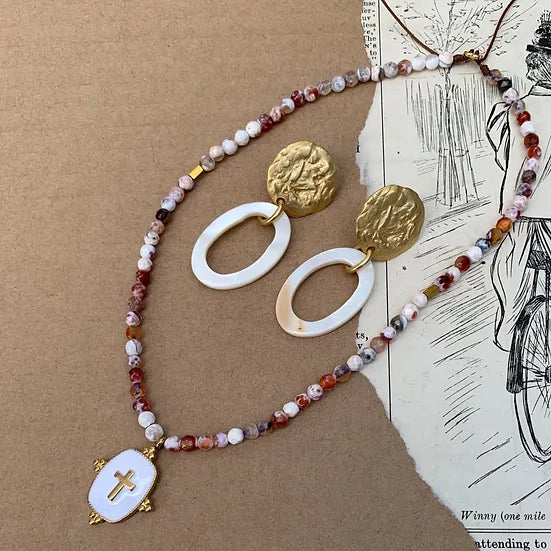 Colar Céu de ágatas com medalha esmaltada, com brincos de madrepérola, sobre papel