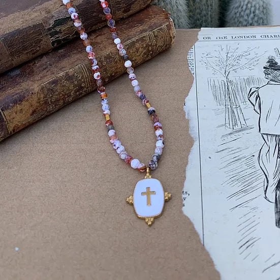Colar Céu de ágatas com medalha esmaltada, sobre papel antigo, de perto