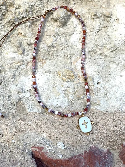 Colar Céu de ágatas com medalha esmaltada, sobre pedra