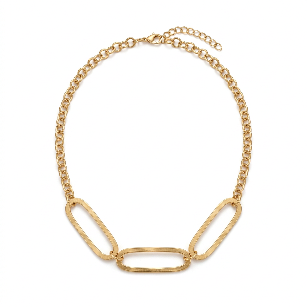 Colar Choker de corrente dourada, em fundo branco