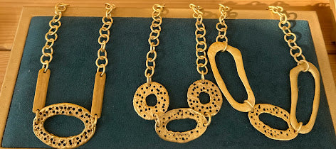 Colar Choker de corrente dourada, três modelos de corrente, sobre fundo verde