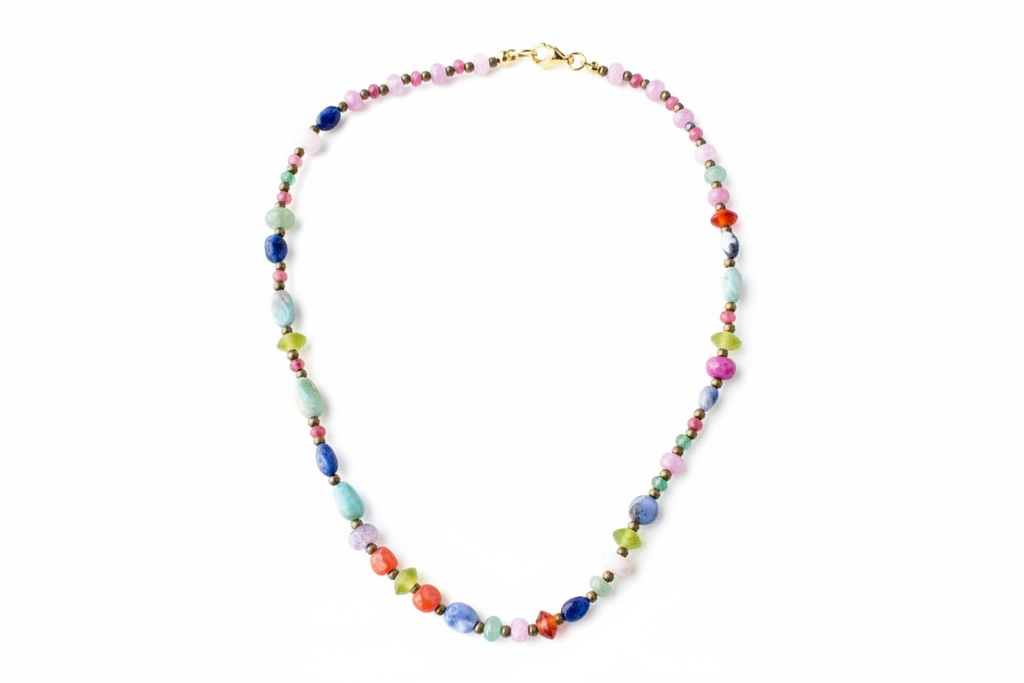 Colar colorido em fundo branco
