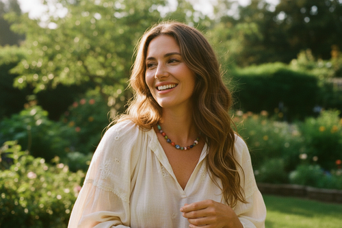 Colar colorido em modelo - ambiente natural