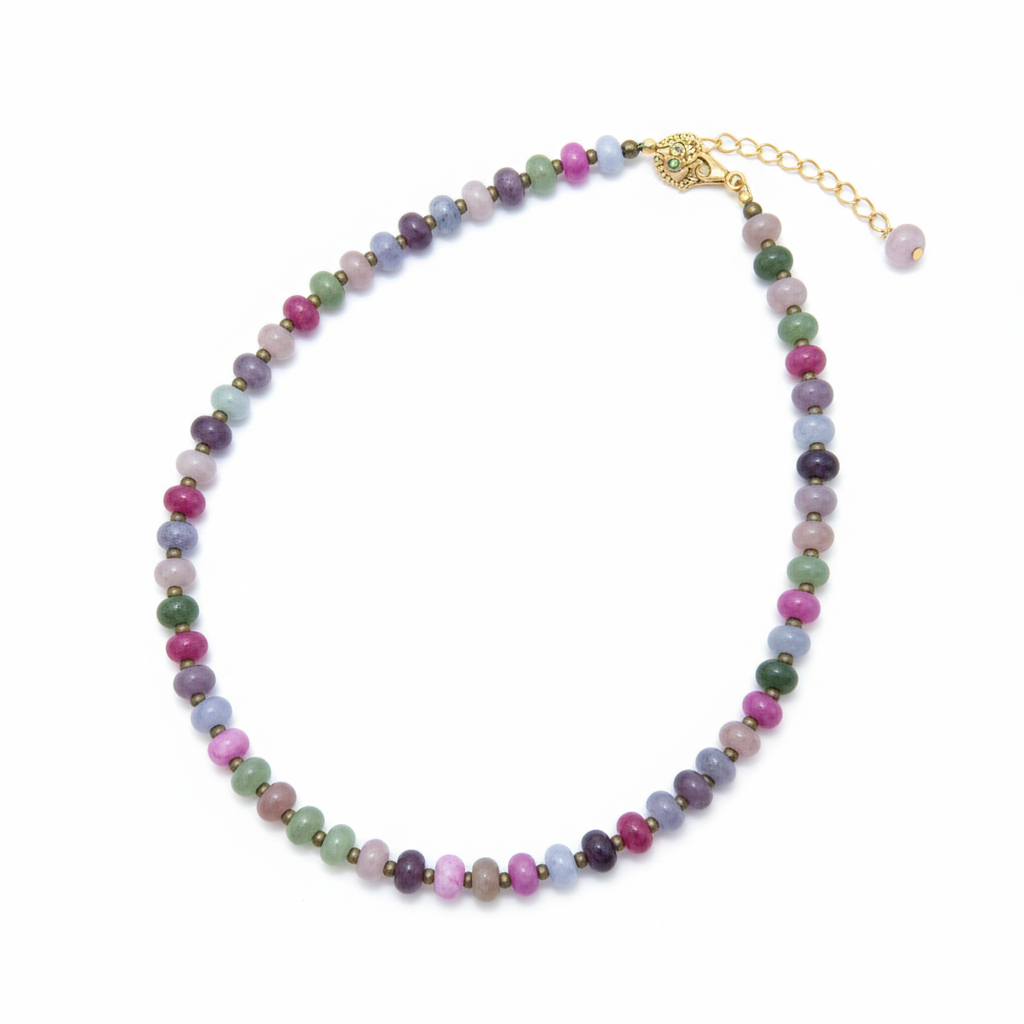 Colar colorido num fundo branco