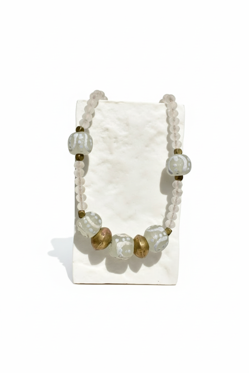 Colar com fundo branco