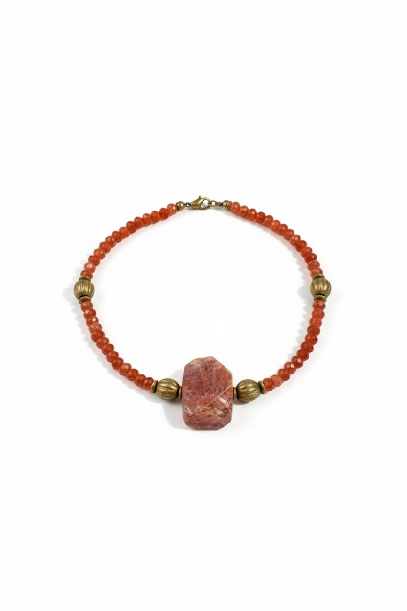 Colar Cornalina Tribal com bronze, em fundo branco