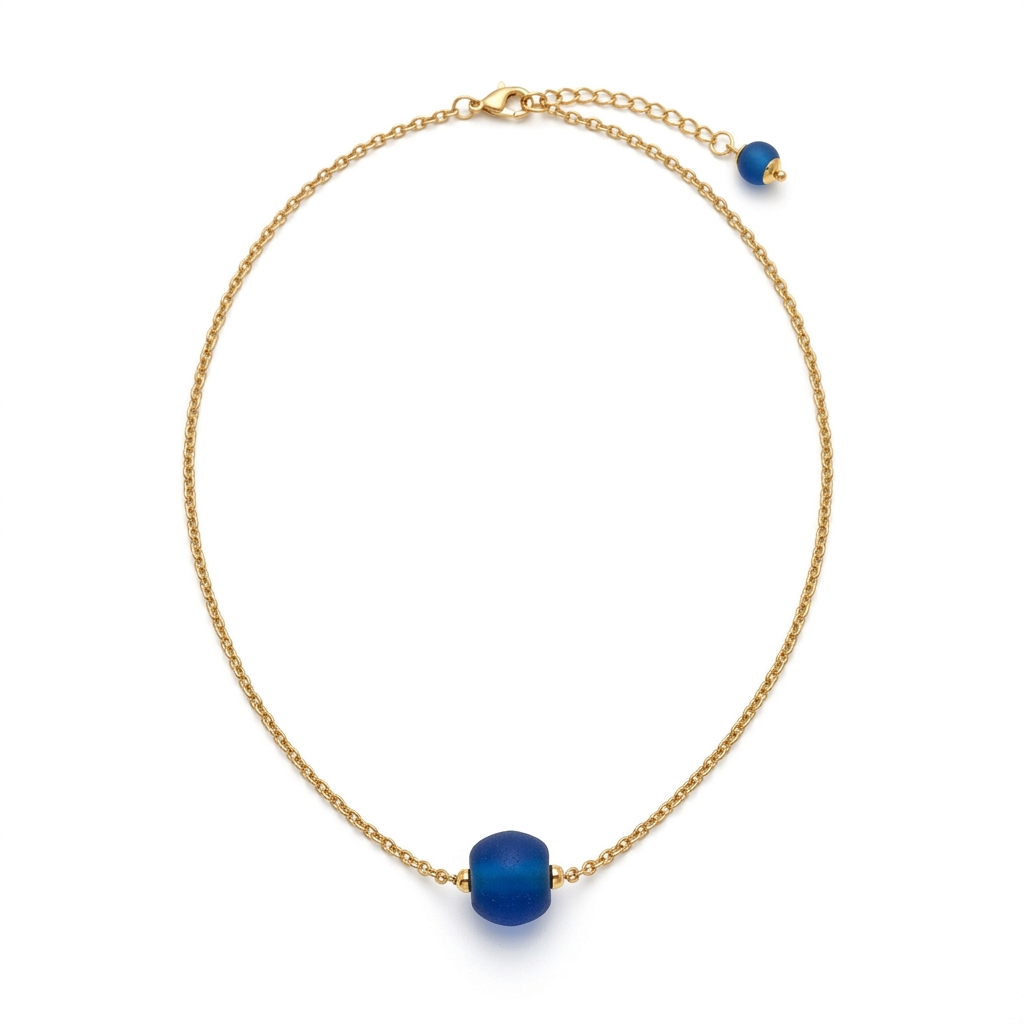 Colar de aço com bola de vidro reciclado, com bola azul, em fundo branco