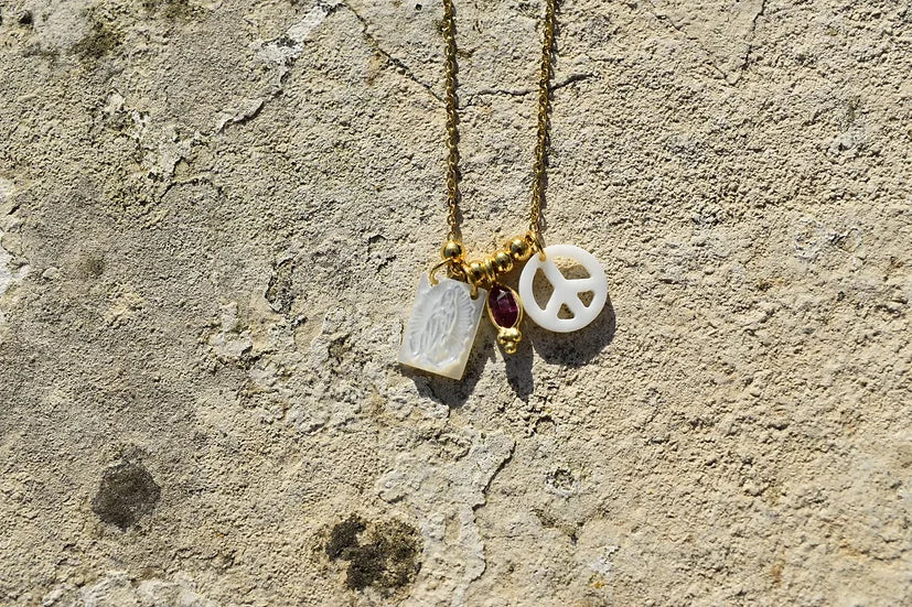 Colar escapulário Peace de aço, sobre pedra