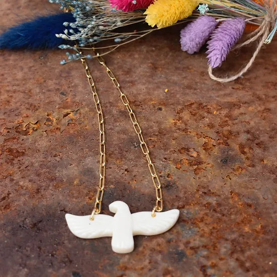 Colar Espírito Santo de aço com pendente acrílico, sobre terra, com flores secas
