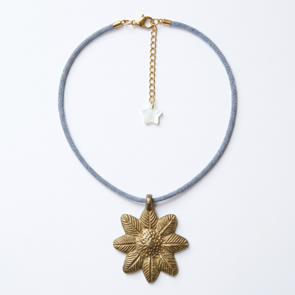 Colar com flor de bronze, em fundo branco