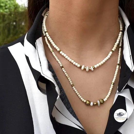 Colar Florença de howlite e bronze, dois colares usados ao pescoço