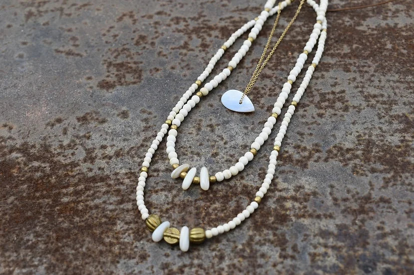 Colar Florença de howlite e bronze, sobre metal envelhecido