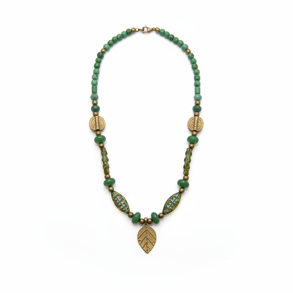 Colar Folha Dourada de pedras verdes e bronze, em fundo branco