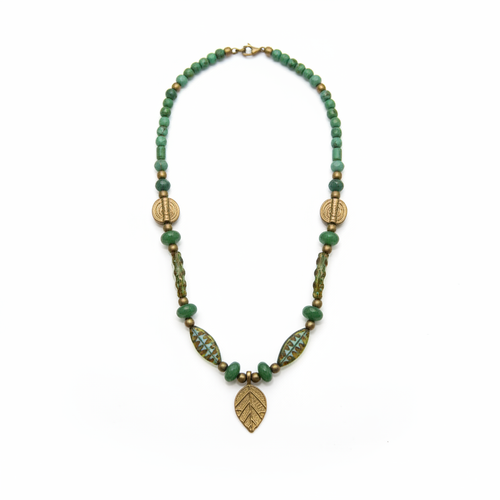 Colar Folha Dourada de pedras verdes e bronze, em fundo branco