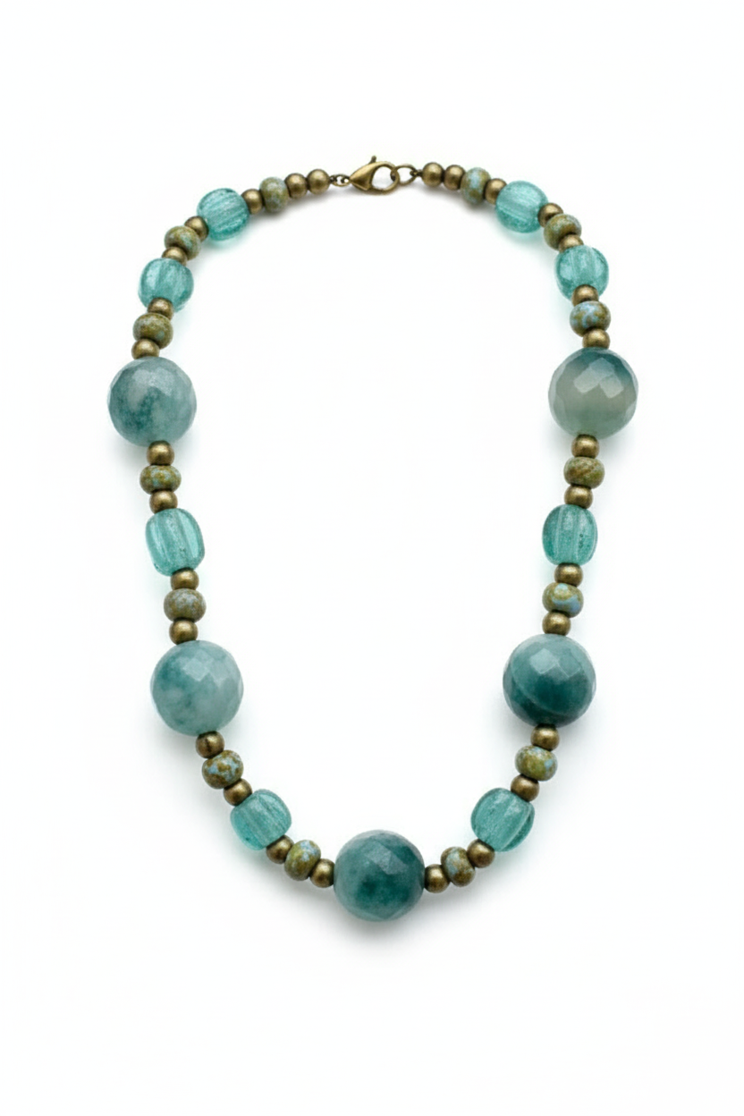 Colar Green de pedras verdes e bronze, em fundo branco