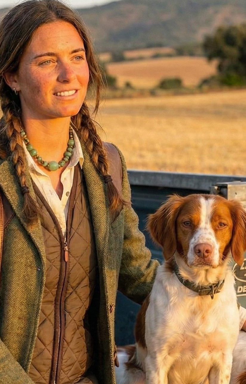 Colar Green de pedras verdes e bronze, usado por modelo no campo, com um cão