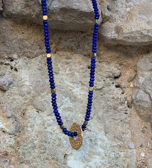 Colar Guida de ágatas com argola dourada, azul, sobre pedra