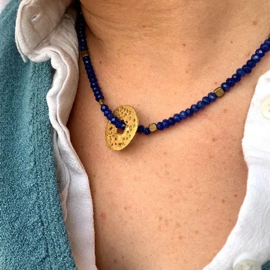 Colar Guida de ágatas com argola dourada, azul, usado ao pescoço