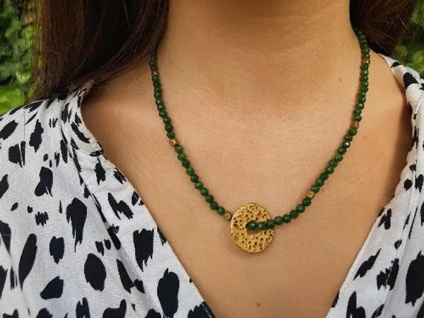 Colar Guida de ágatas com argola dourada, verde, usado com blusa de padrão animal