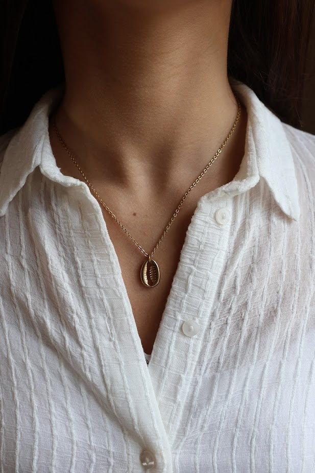 Colar Happy de aço com pendentes, com medalha oval pequena, de perto
