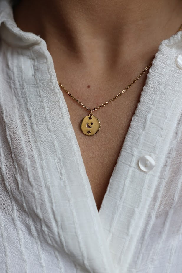 Colar Happy de aço com pendentes, com medalha oval, usado ao pescoço