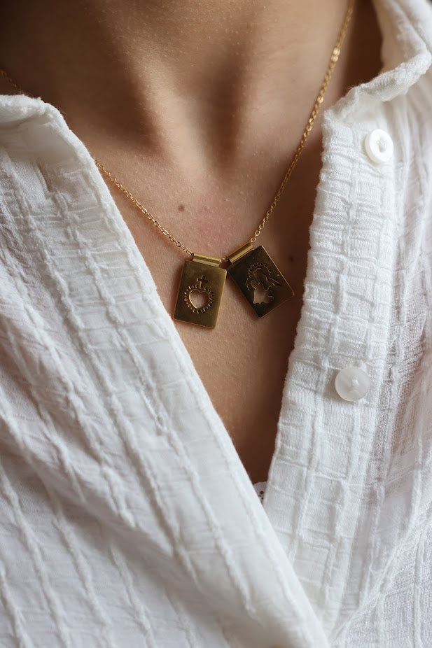 Colar Happy de aço com pendentes, com medalha retangular, usado ao pescoço