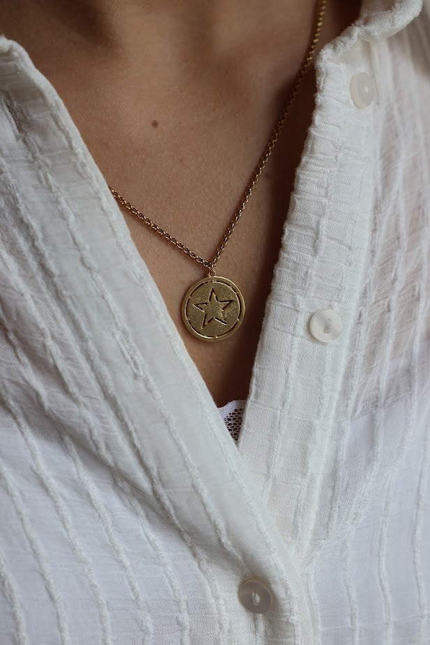 Colar Happy de aço com pendentes, com medalha trabalhada, usado ao pescoço