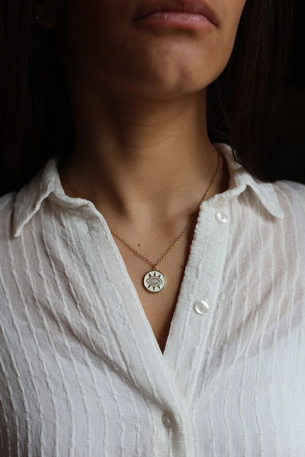 Colar Happy de aço com pendentes, com pendente branco, usado ao pescoço