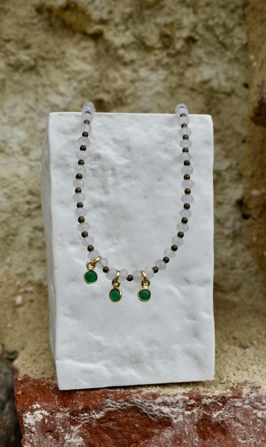Colar Just One 12 de cristais e pedras, num expositor de linho, com pendentes verde e vermelho