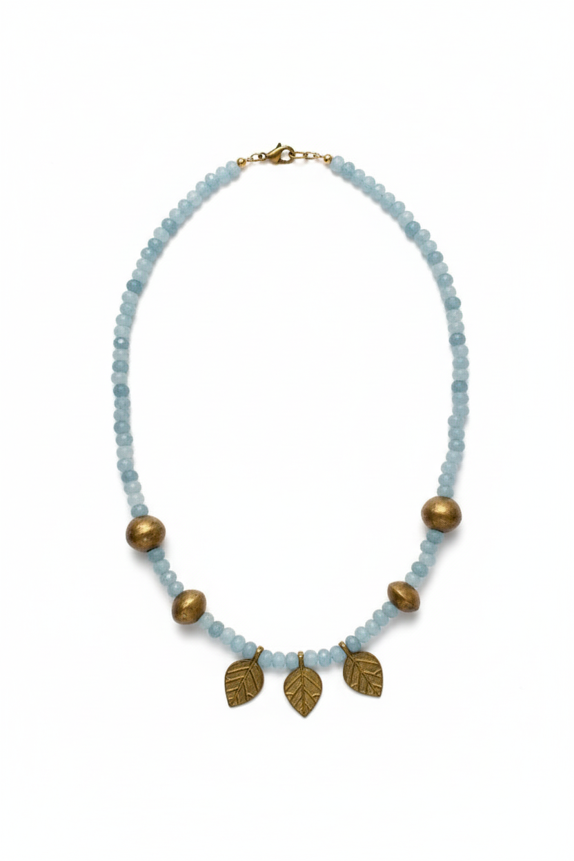Colar Just One de jade e bronze, azul, em fundo branco