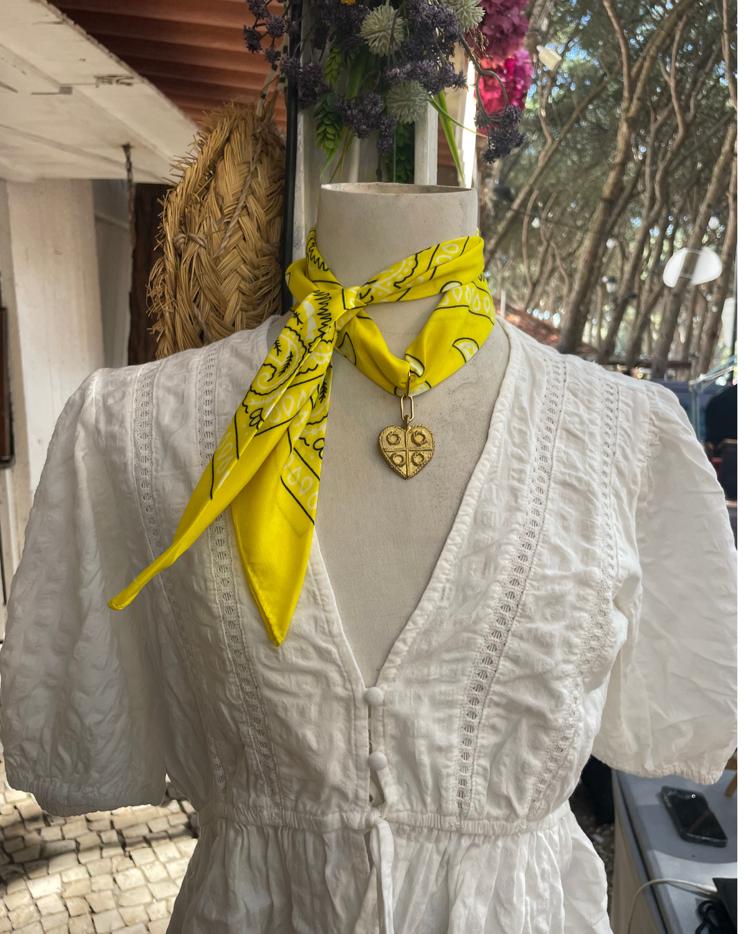 Colar lenço Bandanas, amarelo, num manequim com blusa branca