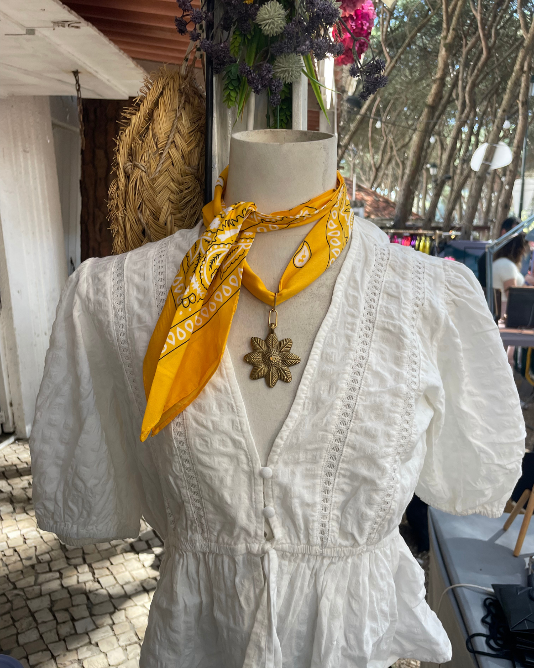 Colar lenço Bandanas, amarelo-torrado, num manequim com blusa branca