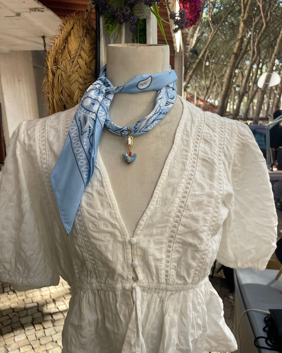 Colar lenço Bandanas, azul-claro, num manequim com blusa branca