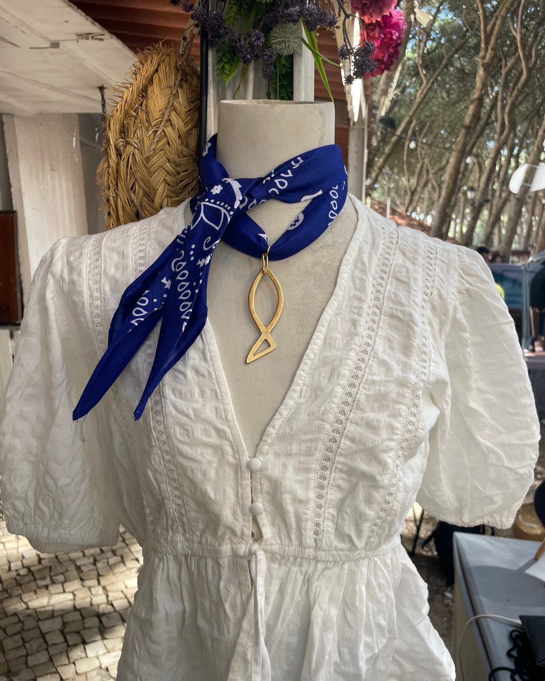 Colar lenço Bandanas, azul-escuro, num manequim com blusa branca