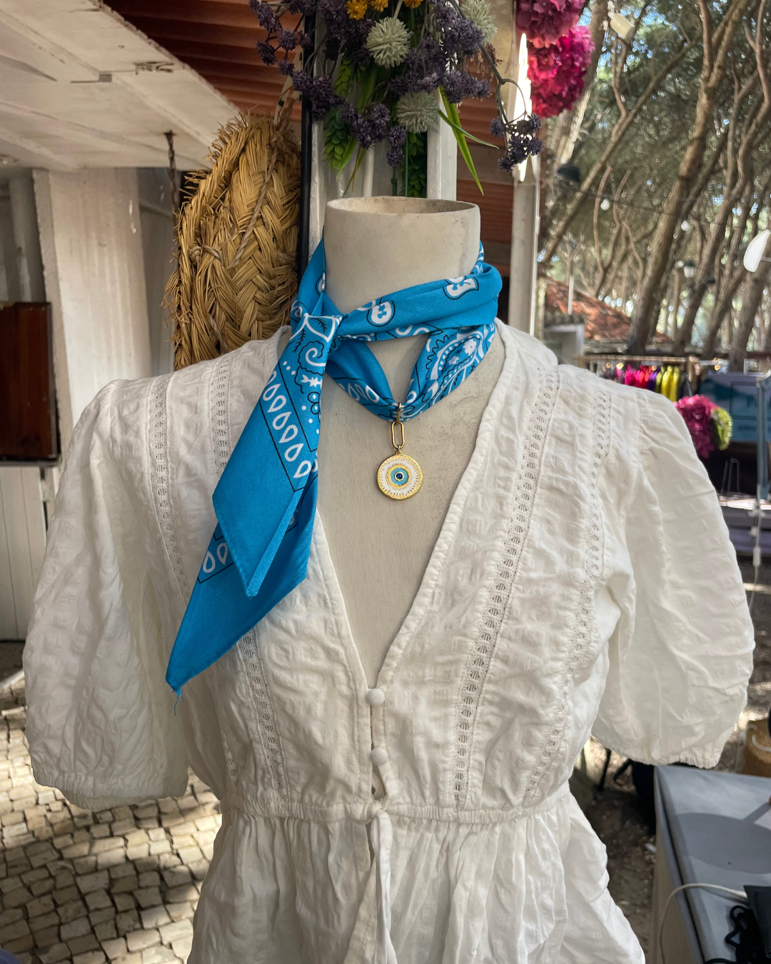Colar lenço Bandanas, azul, num manequim com blusa branca