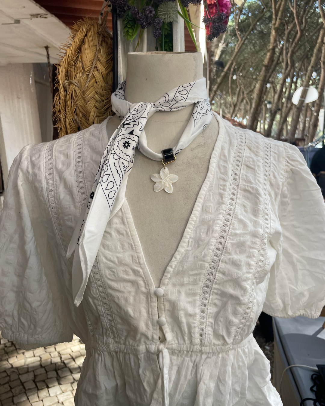 Colar lenço Bandanas, branco, num manequim com blusa branca
