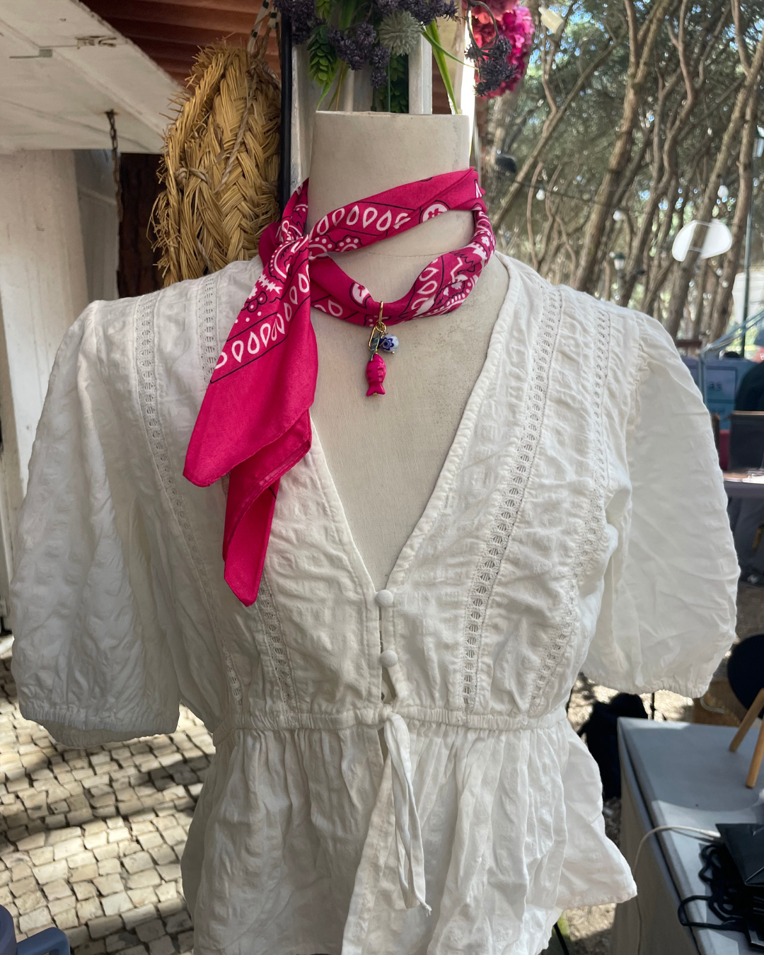 Colar lenço Bandanas, fúcsia, num manequim com blusa branca