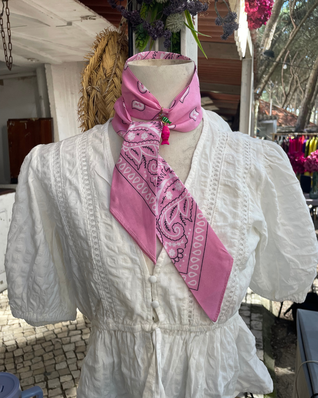 Colar lenço Bandanas, rosa, num manequim com blusa branca