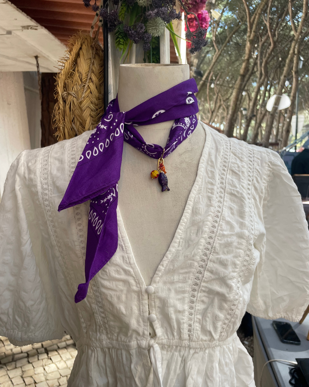 Colar lenço Bandanas, roxo, num manequim com blusa branca